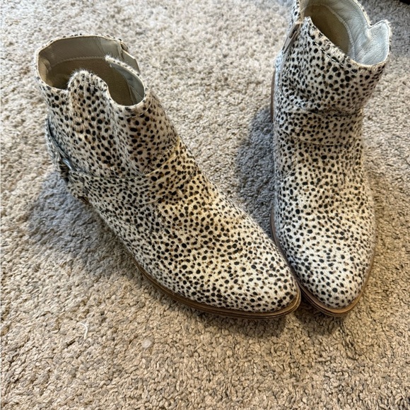 Stylish Black and White Ankle Boots - Picture 1 of 2